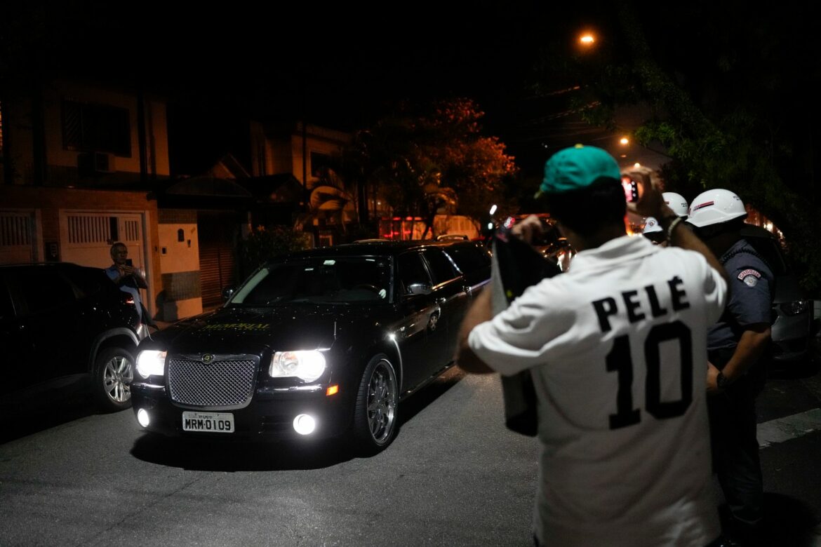 Pelés Sarg trifft für Totenwache in der Stadt Santos ein