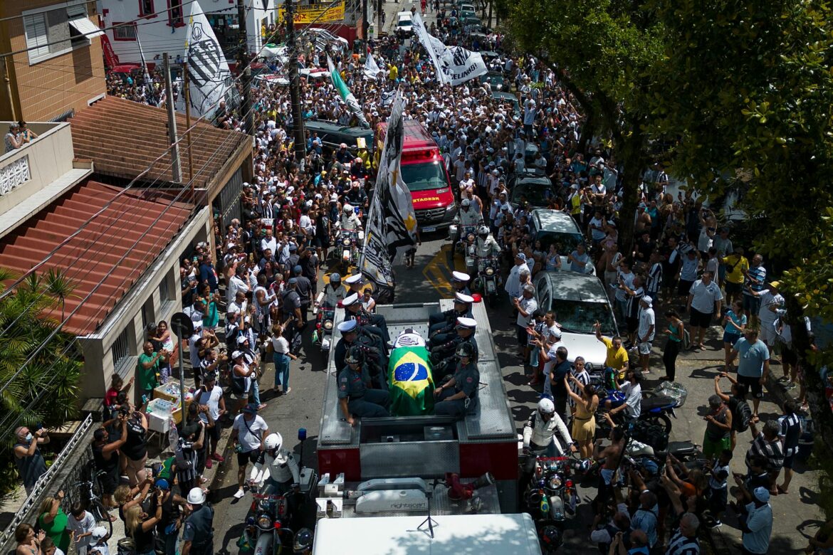 Trauerprozession mit Pelé-Sarg zieht durch Santos