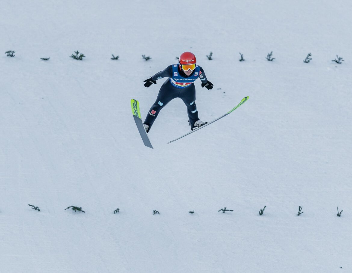 Skispringerin Althaus feiert Sieg in Japan