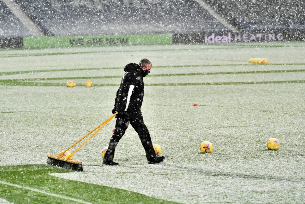 Rasen gefroren: Spiel-Abbruch in London nach sechs Minuten