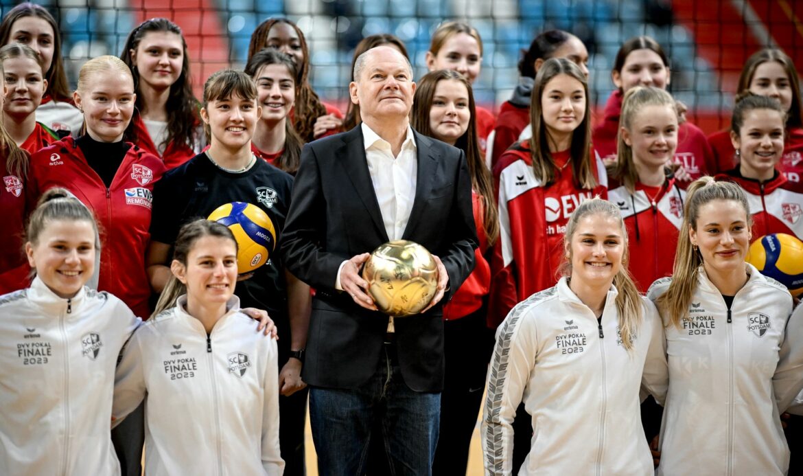 Bundeskanzler Scholz besucht die Potsdamer Volleyballerinnen