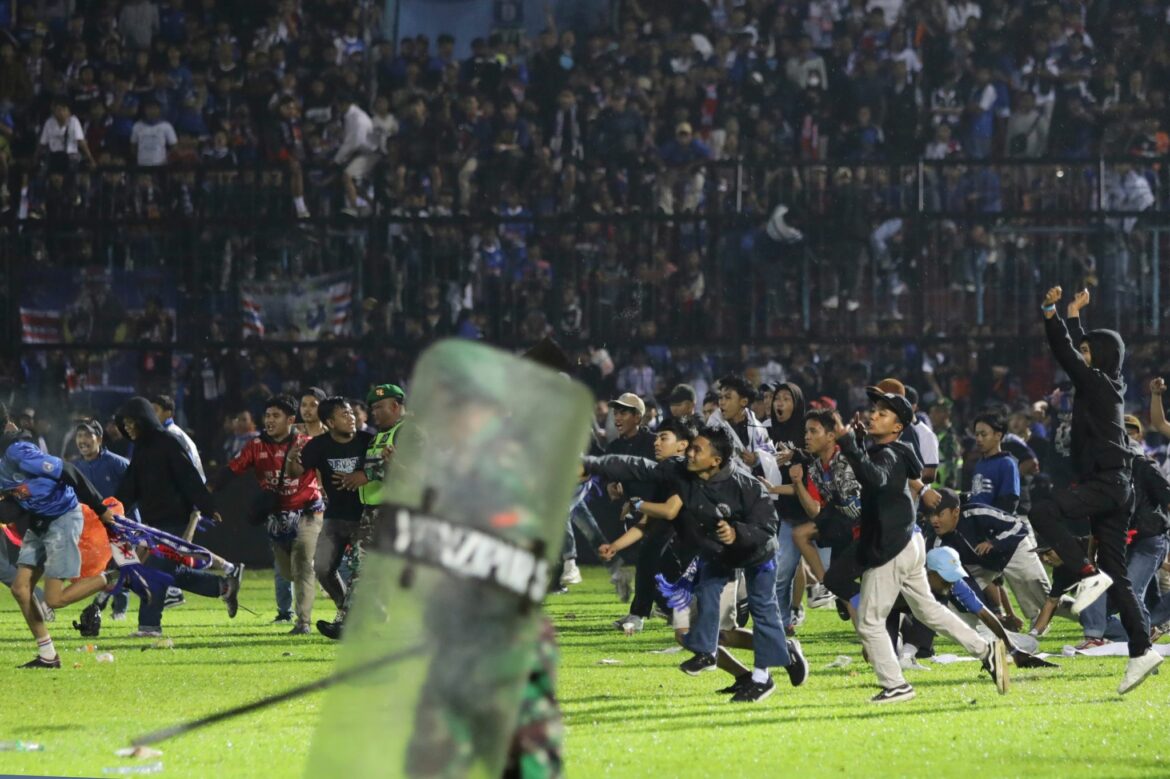 Stadion-Tragödie auf Java: Haftstrafen für Funktionäre