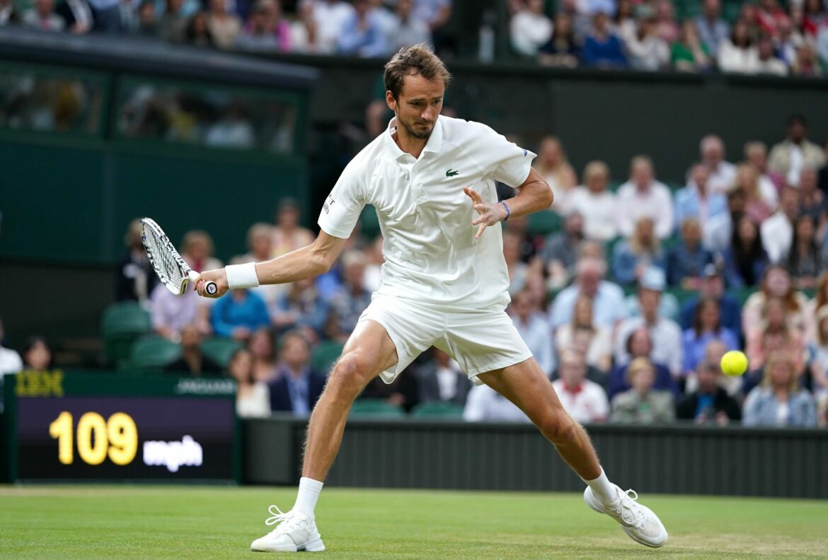 Mitfavorit Medwedew in Wimbledon in Runde zwei
