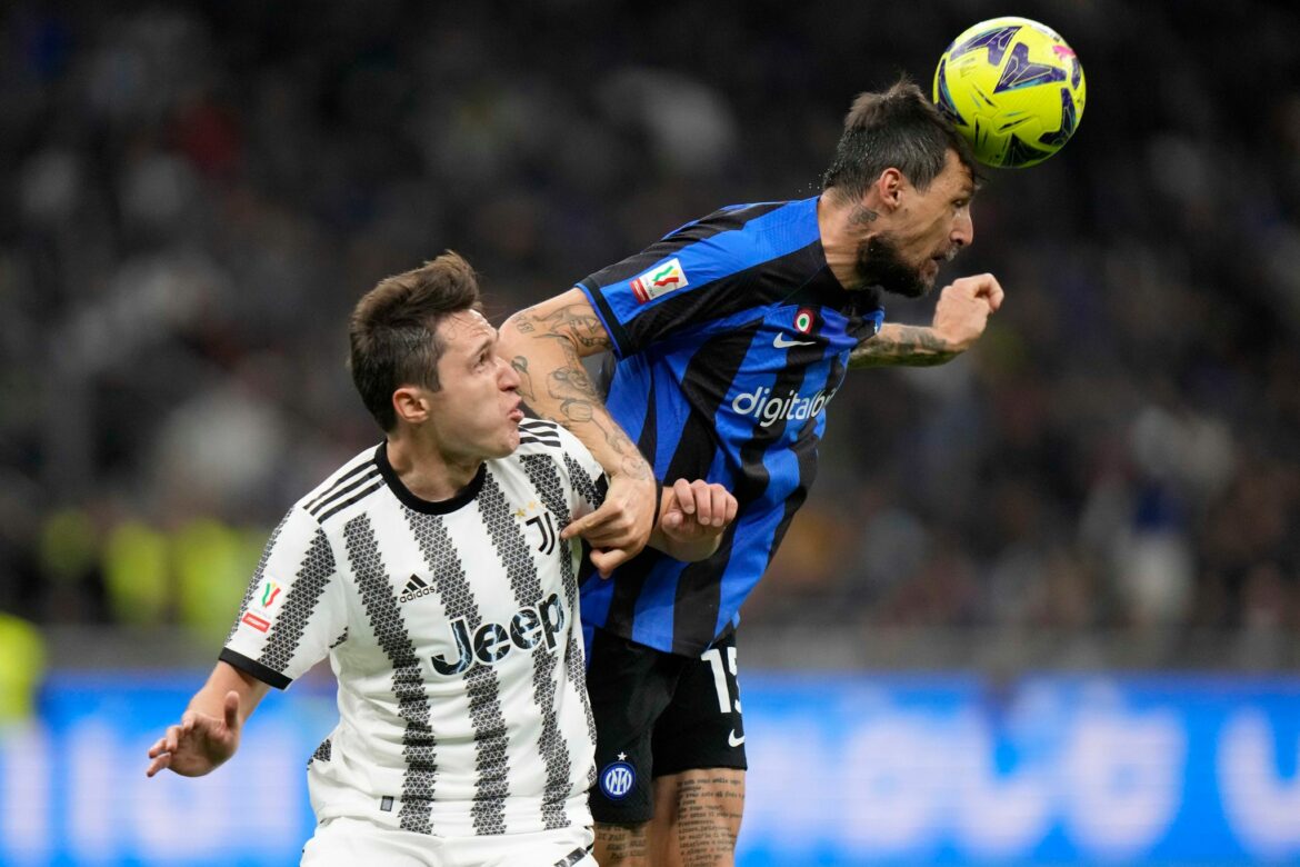 Inter Mailand verpflichtet Abwehrchef Acerbi fest von Lazio