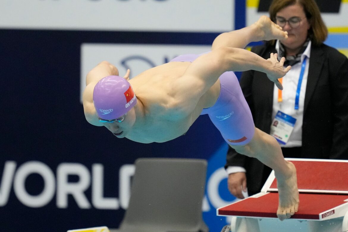 Brustschwimmer Qin Haiyang stellt Weltrekord auf