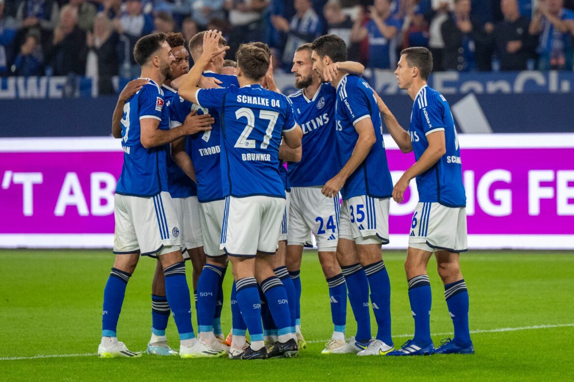 Schalke-Sieg in doppelter Überzahl – Hansa jubelt ganz spät