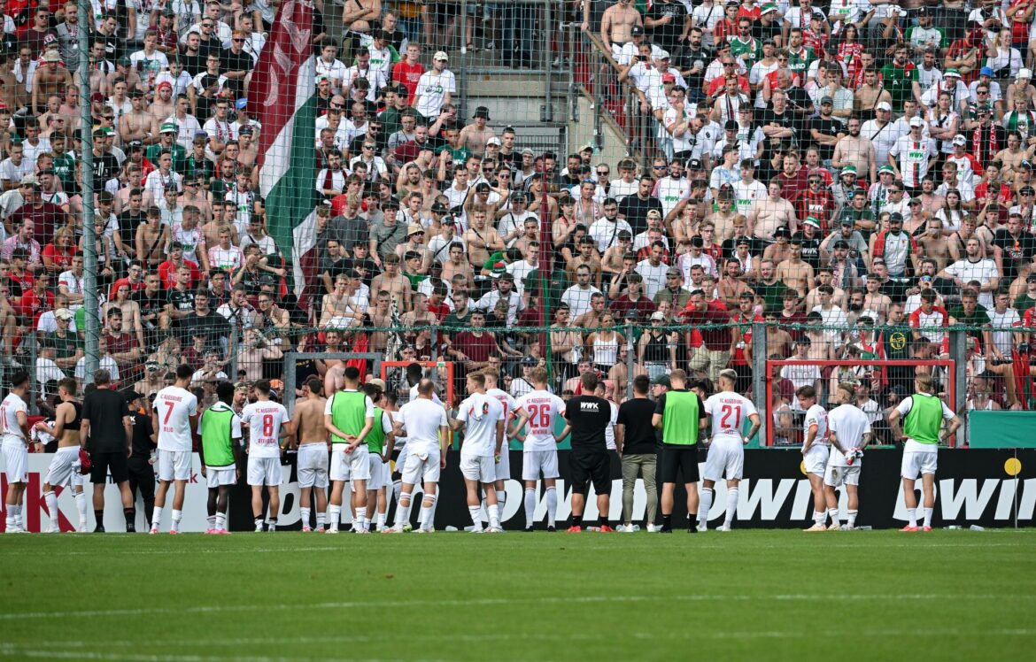 FC Augsburg von Fans nach Pokal-Blamage ausgepfiffen