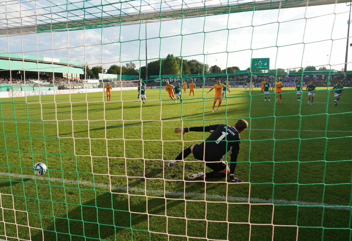 Zwei strittige Elfmeter: Hoffenheim siegt 4:1 in Lübeck