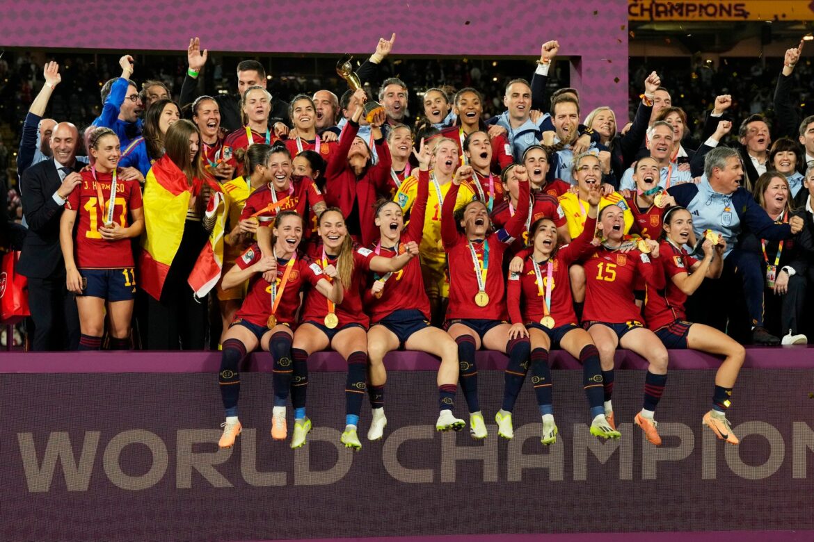 Spaniens Fußballerinnen feiern WM-Titel mit der Königin