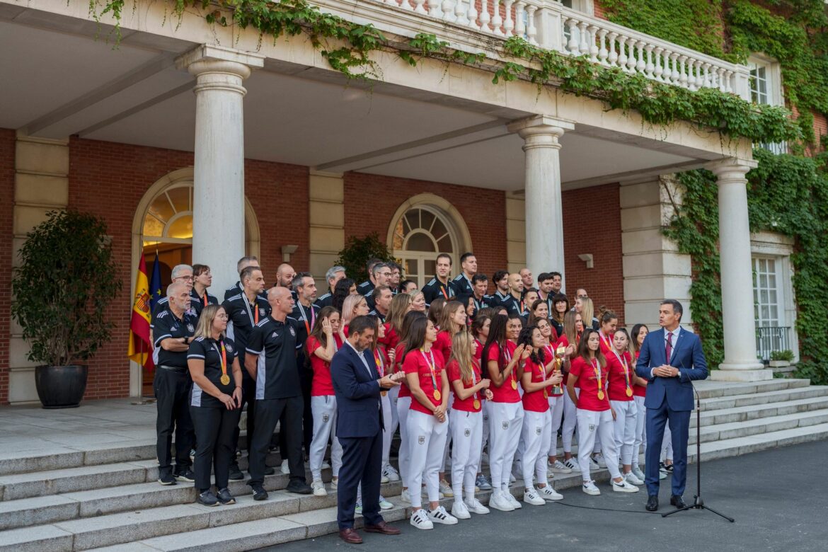 Spanische Weltmeisterinnen von Regierungschef geehrt