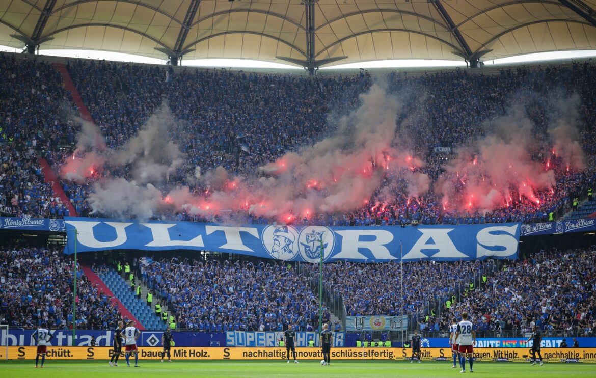 Duell HSV gegen Rostock wegen Pyrotechnik unterbrochen