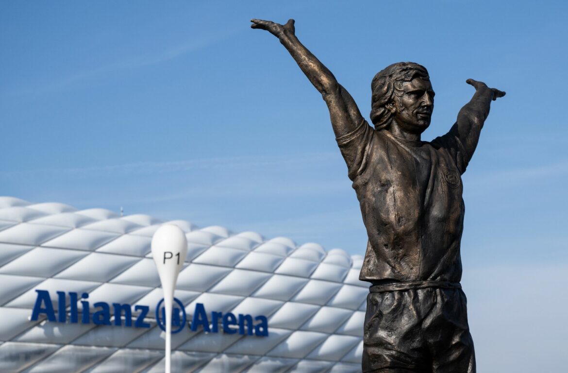 Denkmal für Gerd Müller vor Münchner Arena eingeweiht