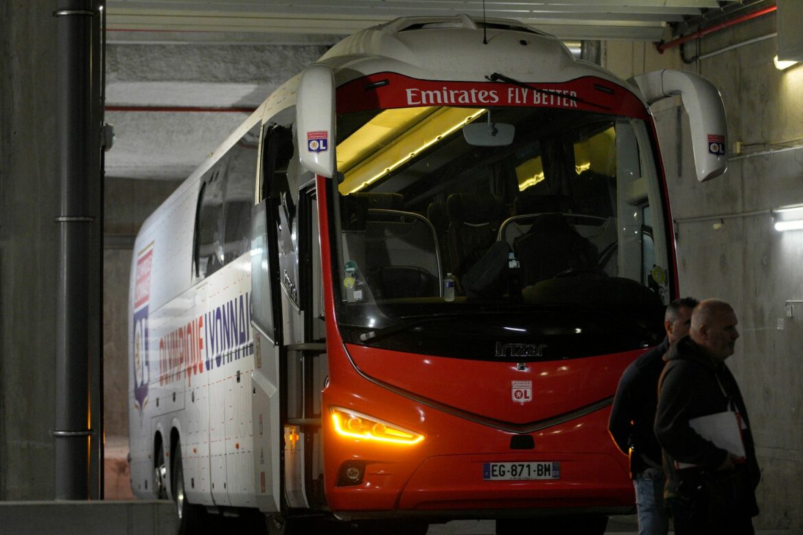 Skandal in Marseille: Lyon-Trainer bei Bus-Angriff verletzt