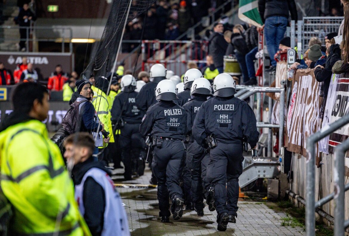 Mindestens 32 Verletzte bei Fußball-Krawallen auf St. Pauli