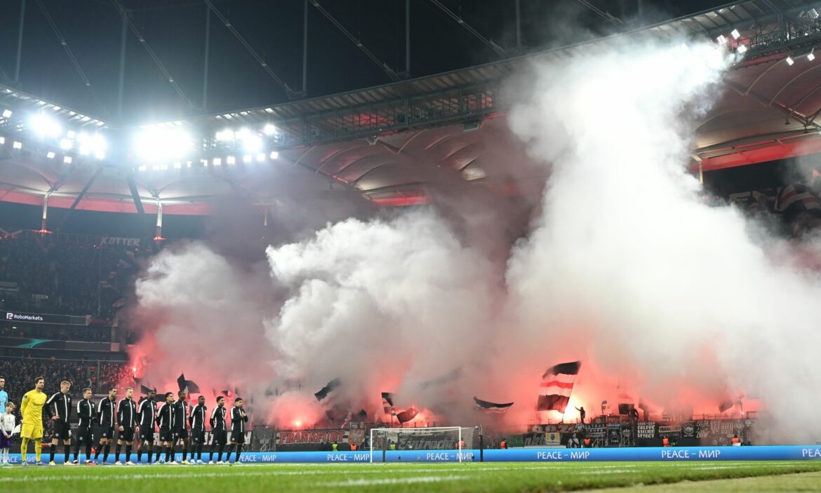 Eintracht-Fans nebeln Kurve ein