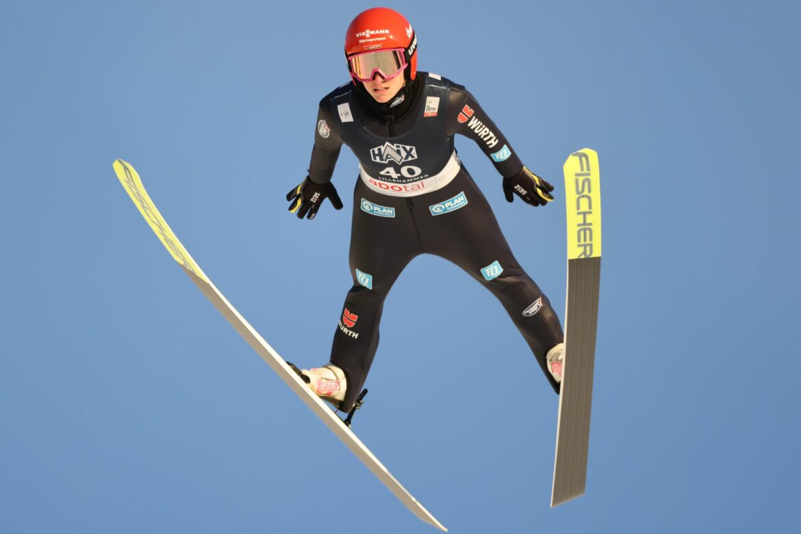 Skispringerin Schmid zum Saisonstart Achte