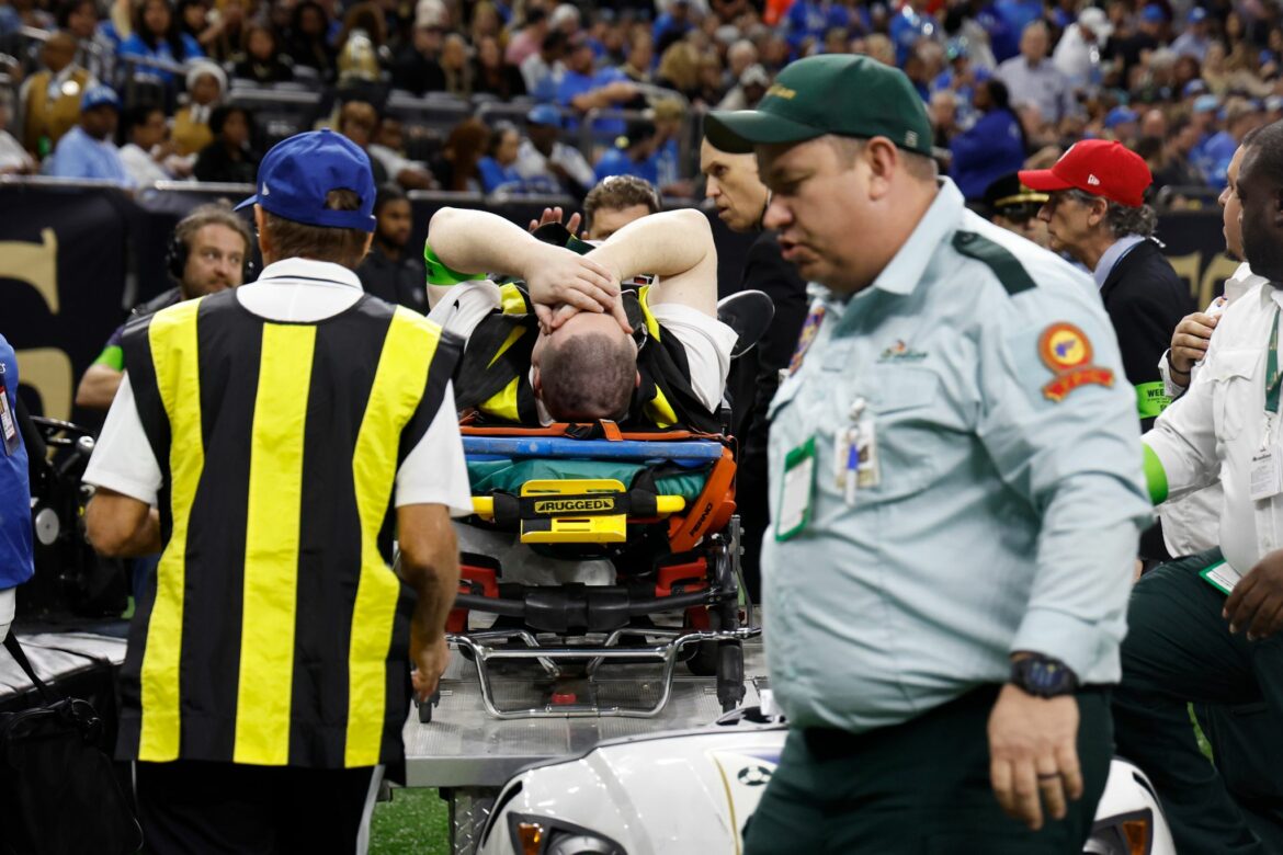 Kollision mit Football-Profi: Referee muss ins Krankenhaus
