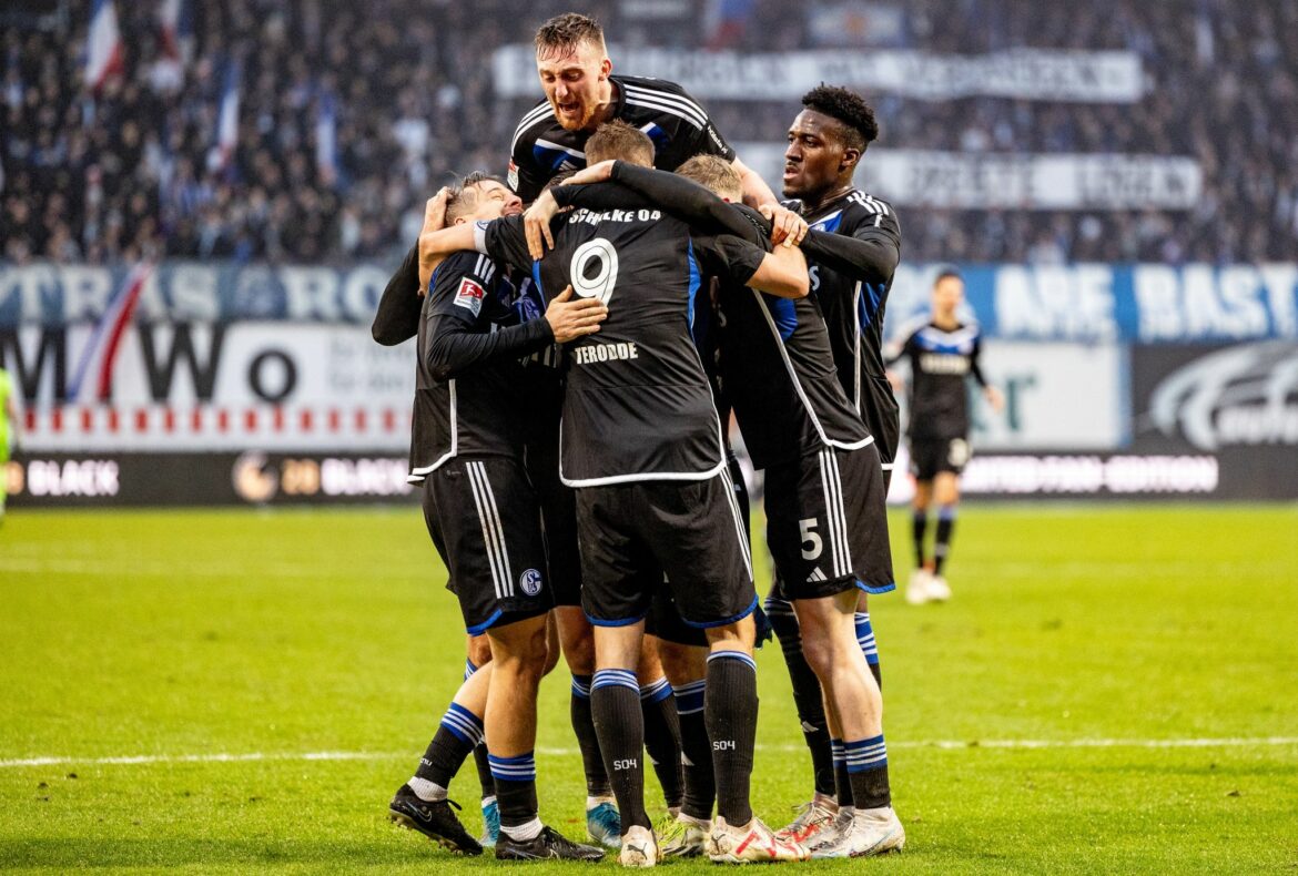 Nach langer Unterbrechung: Schalke siegt in Rostock