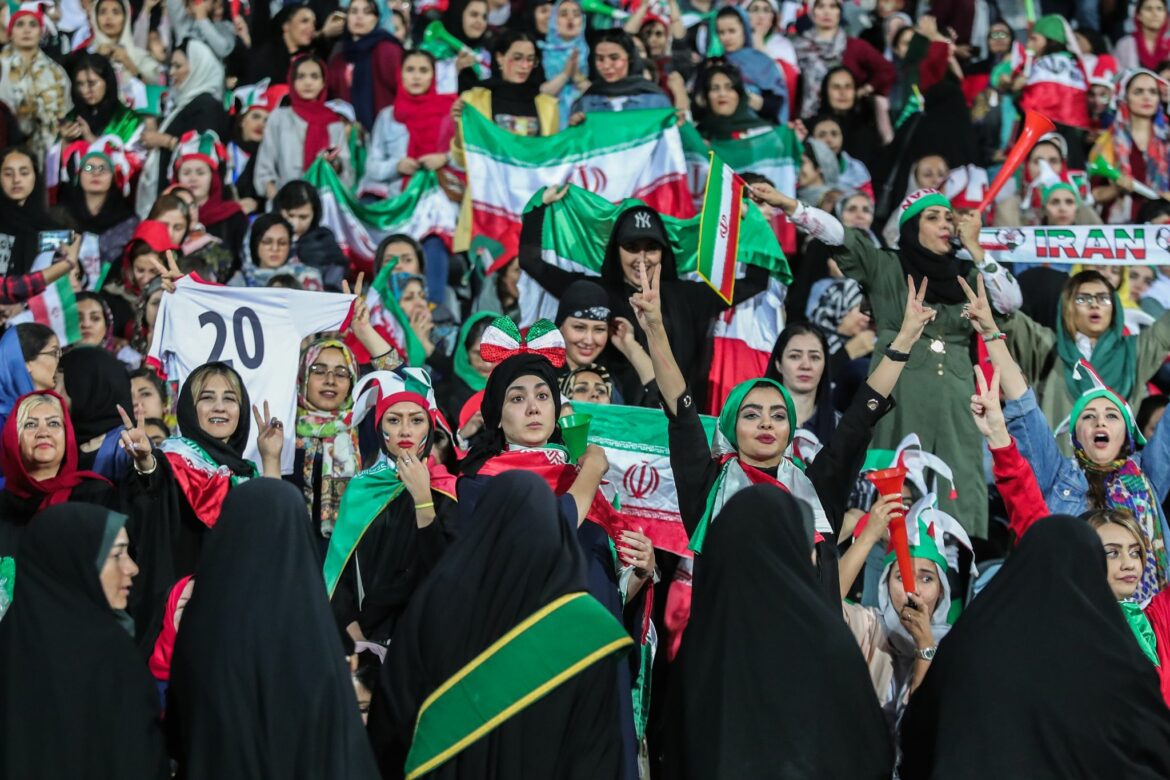 Iran: Frauen beim Teheraner Stadtderby im Stadion