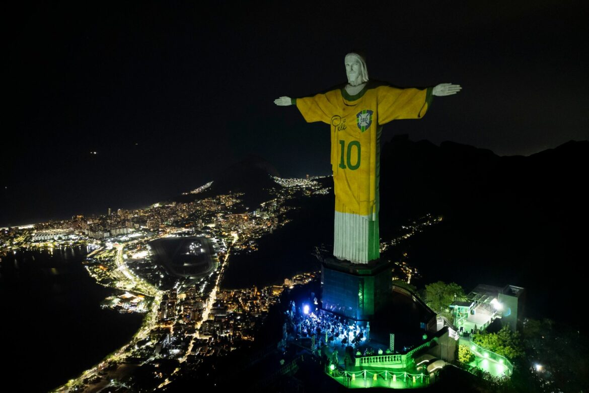 Hommage an Pelé: Christusstatue mit Trikot beleuchtet