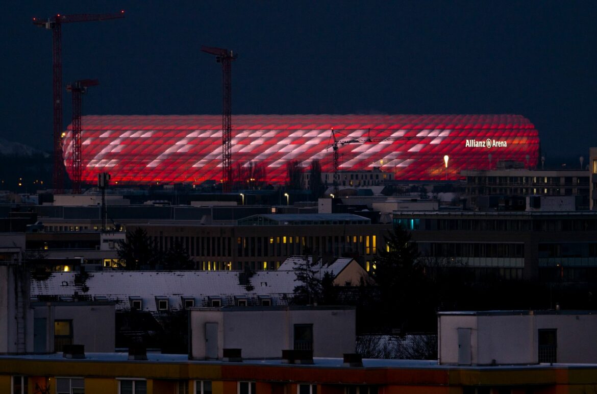 Allianz Arena erstrahlt mit Schriftzug «Danke Franz»
