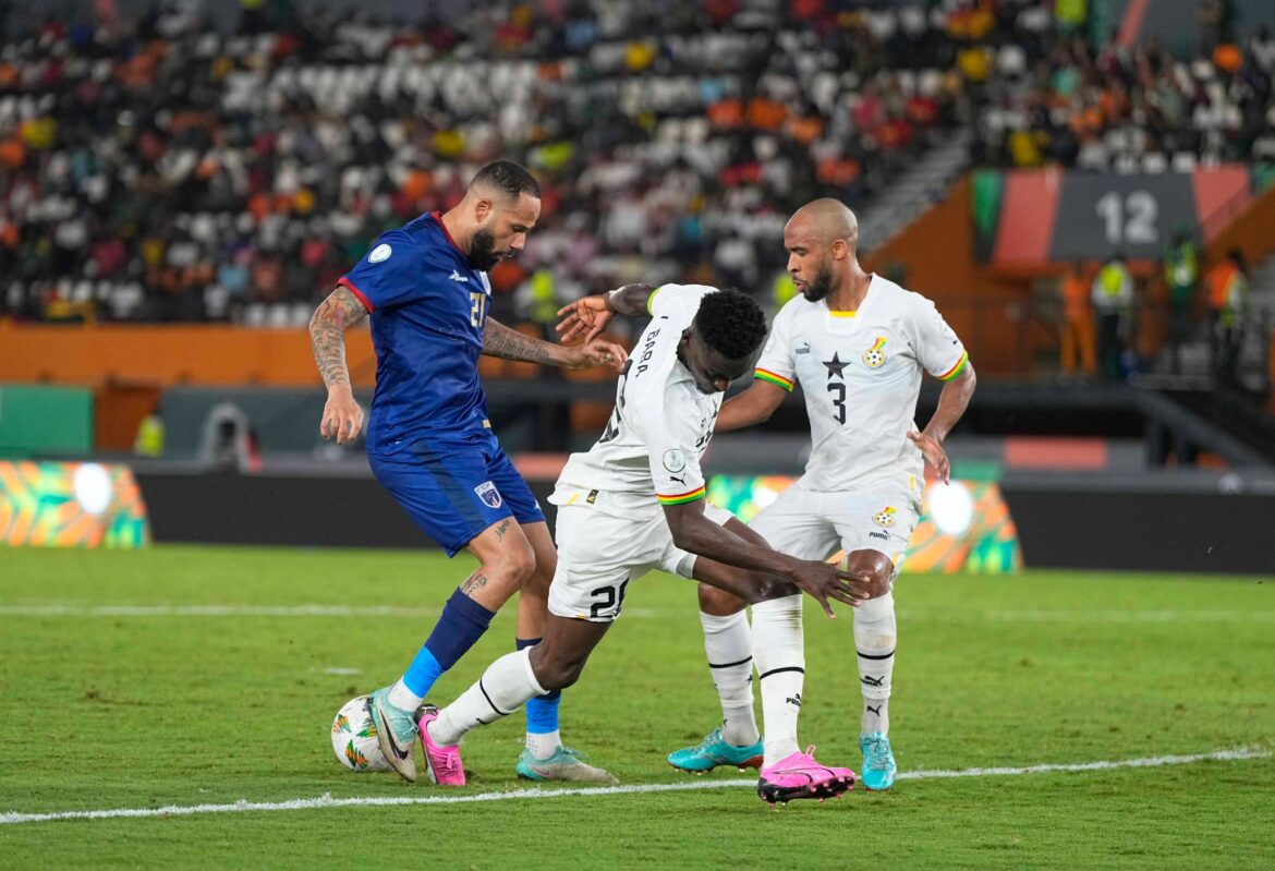 Sicherheitskräfte stoppen Ghana-Fan und schützen Trainer