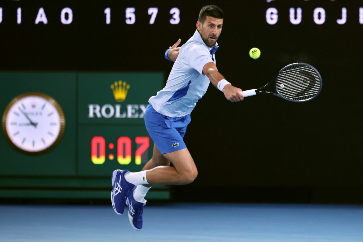 Djokovic nach hartem Kampf in Melbourne in Runde drei