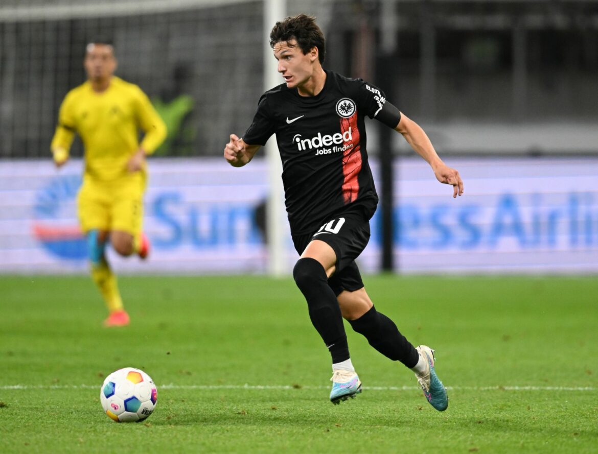 Eintracht Frankfurt verleiht Paxten Aaronson nach Arnheim