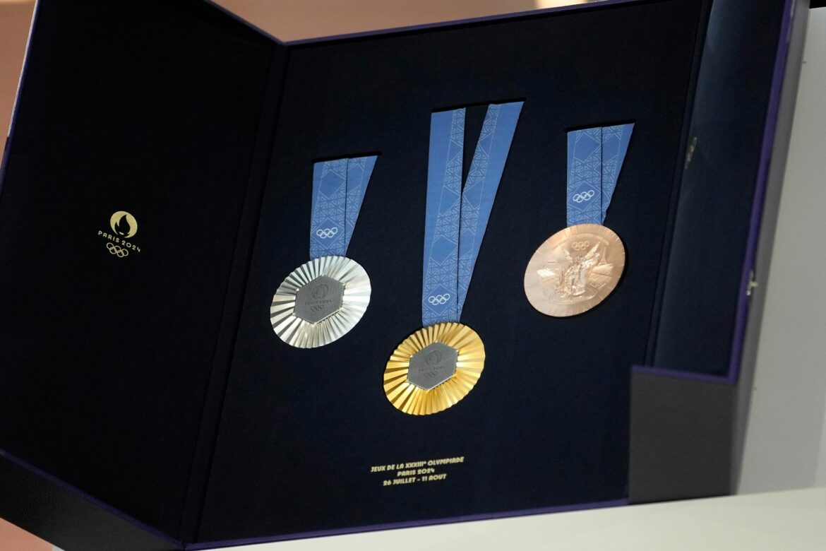 Olympia-Medaillen vorgestellt – mit Stück vom Eiffelturm