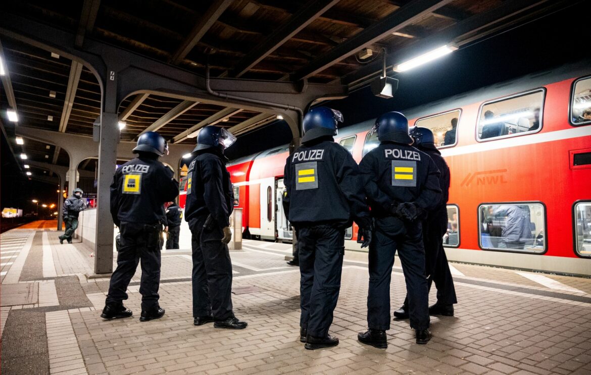 Polizei durchsucht Zug mit hunderten HSV-Fans