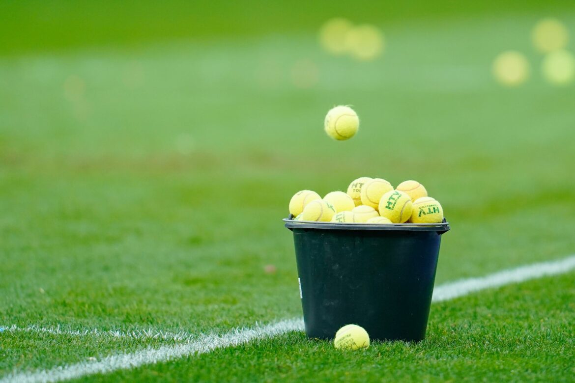 Fan-Proteste gegen Investor: Clubs spenden Tennisbälle