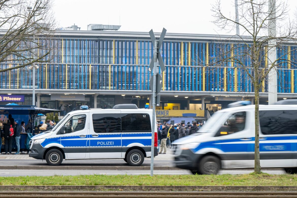 Randale in Braunschweig: Polizisten und Fans verletzt