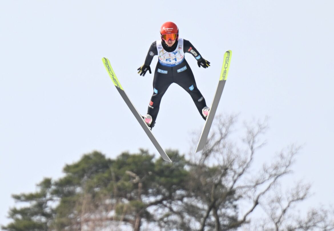 Skispringerin Schmid verfehlt Podest nur um Zentimeter