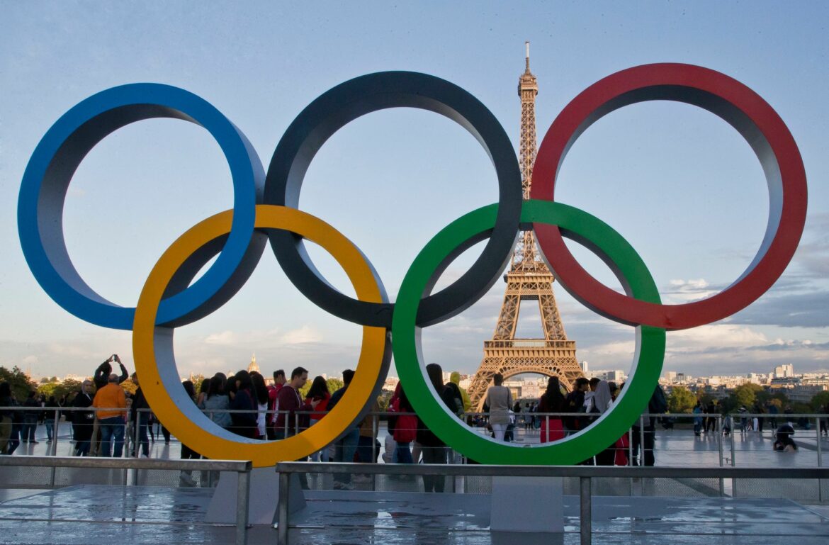 Macron weiht Olympisches Dorf in Paris ein