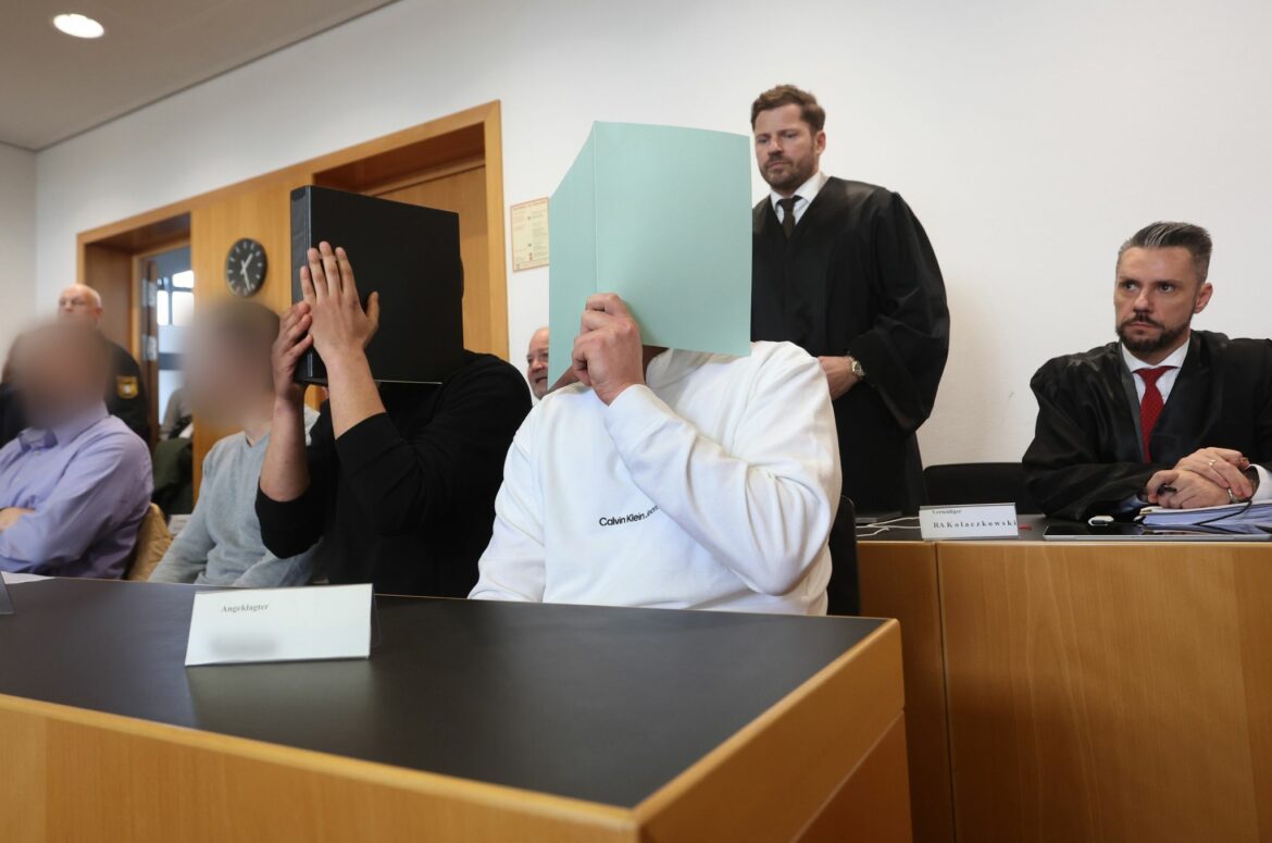 Böller-Prozess in Augsburg: Angeklagter Fan räumt Tat ein