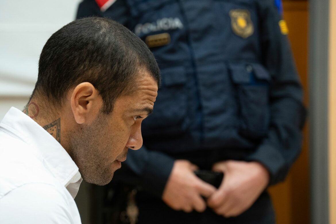 Dani Alves zahlt Kaution und verlässt Gefängnis in Barcelona