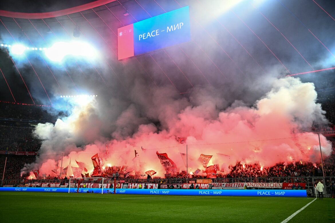 Eine Woche nach UEFA-Sperre: Bayern-Fans zünden Pyrotechnik