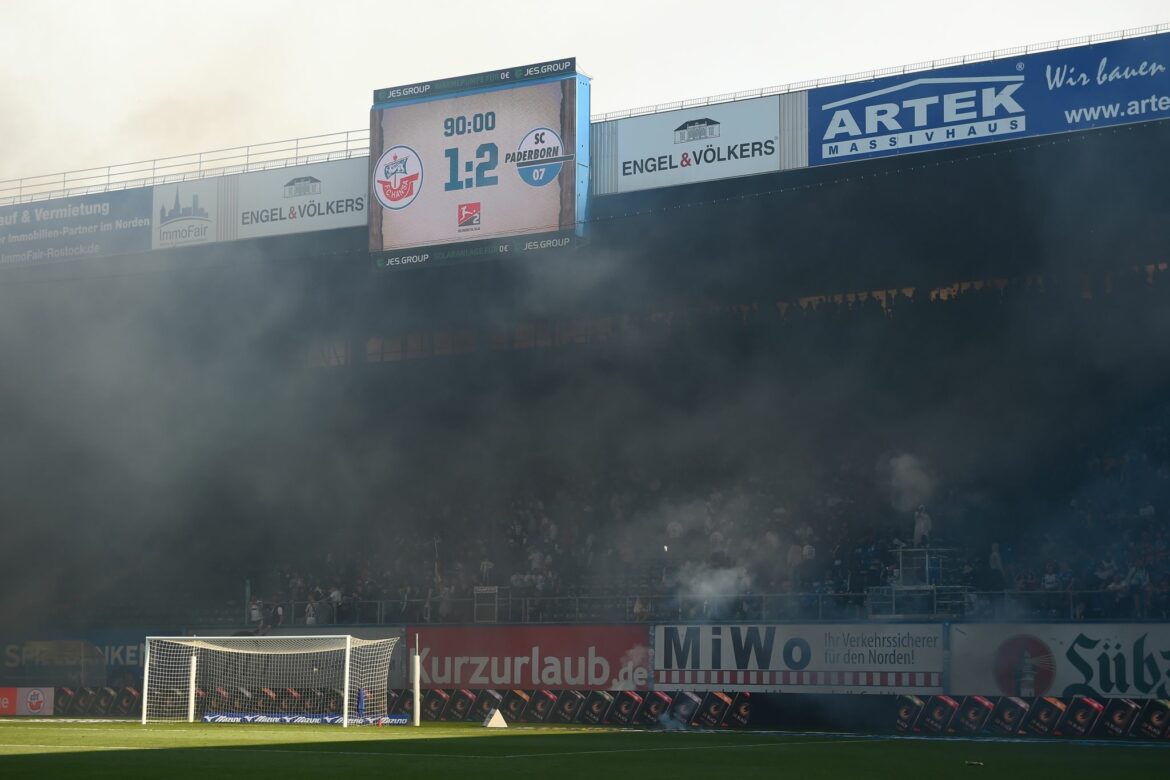 Ärger durch Hansa-Fans: Spiel unterbrochen