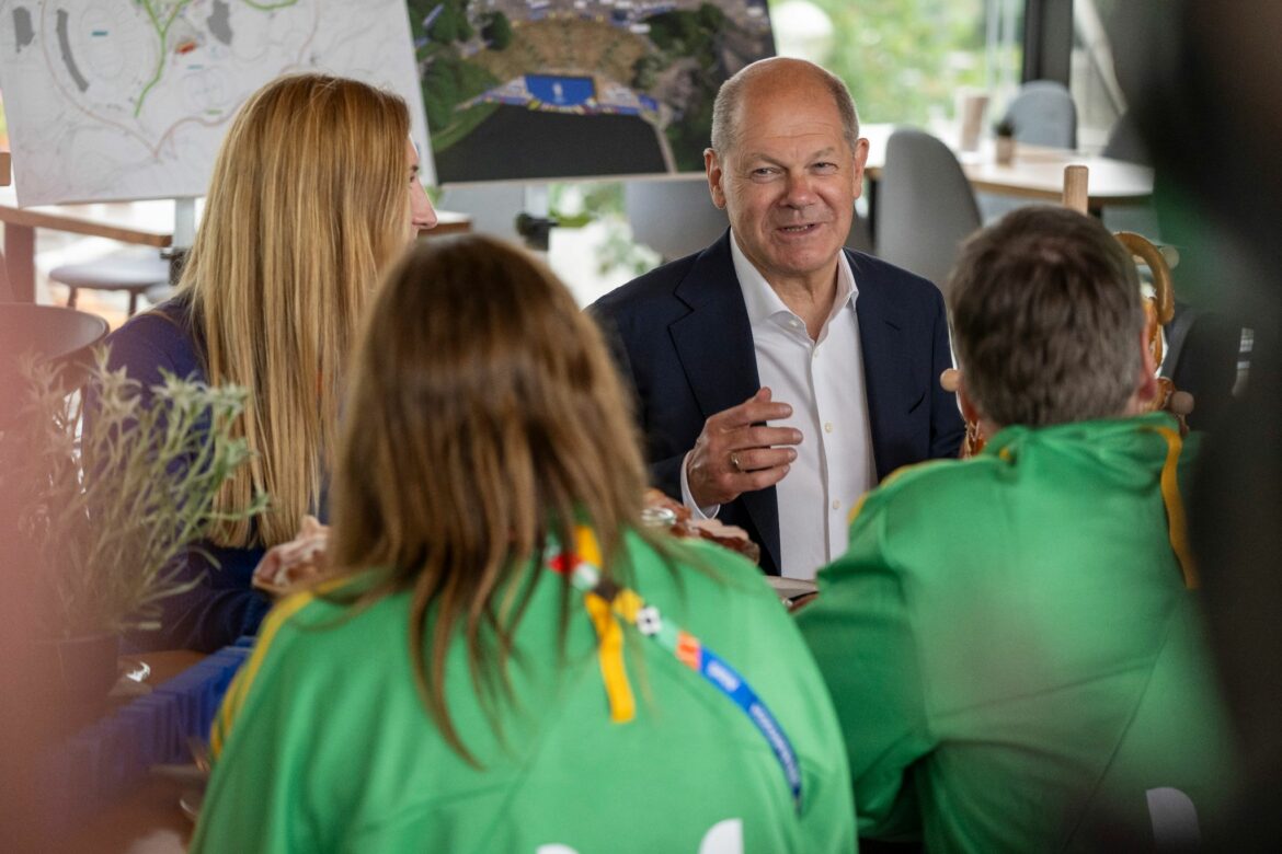 Bundeskanzler Scholz besucht EM-Fanzone in München